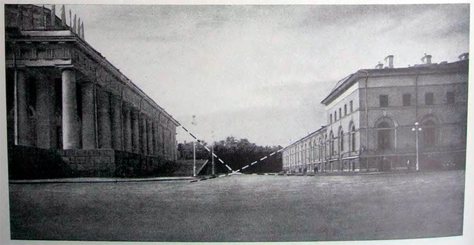 Вид на боковой фасад Биржи от Ростральной колонны. Фотография